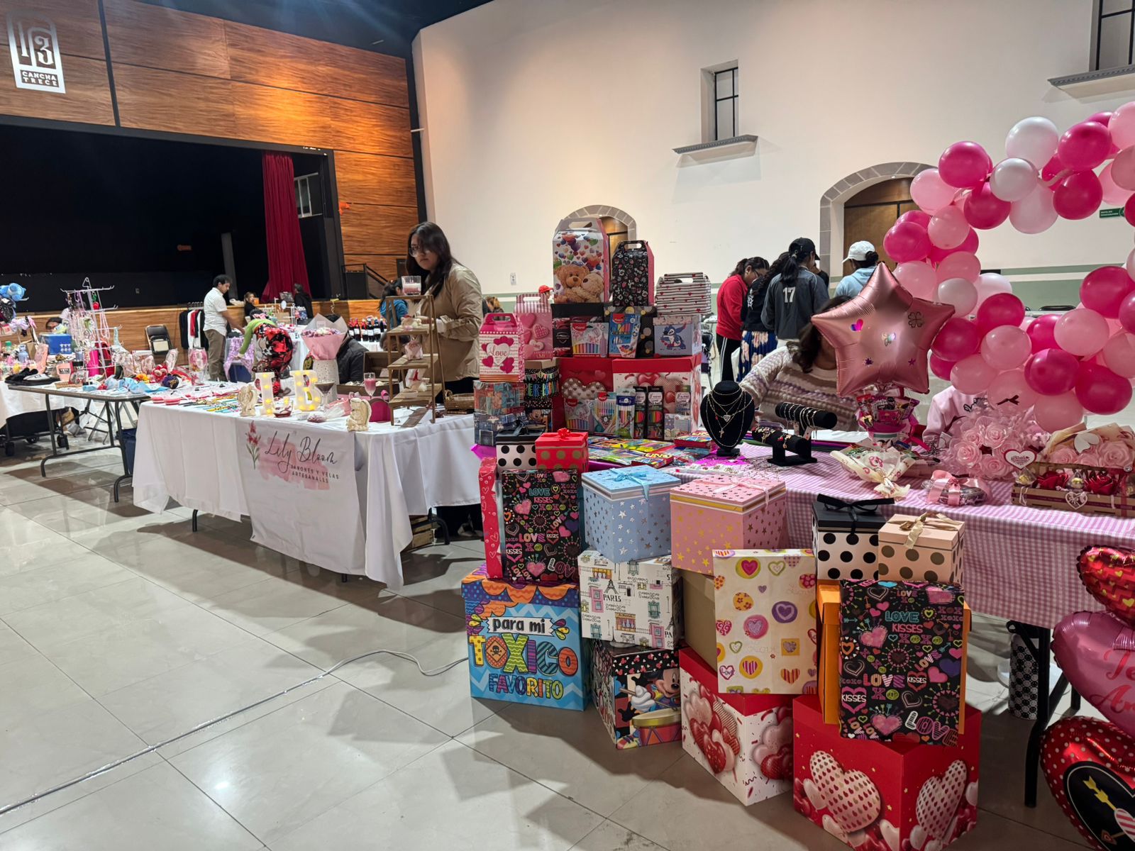 Ofrecen emprendedores de Huamantla productos alusivos al Día del Amor y la Amistad en el bazar 'Entre Amigos y Corazones'